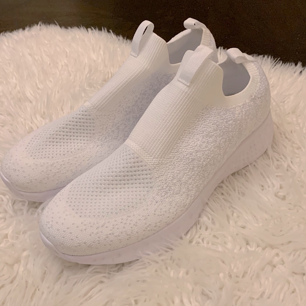 Women size 11 comfortable Avia Sneakers
